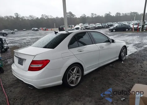 2013 Mercedes-Benz C 350 Sport z USA, uszkodzony, nr VIN WDDGF5HB1DR278834